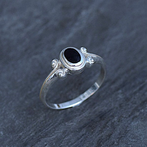 Hand crafted 925 silver ring with oval black stone and ribbed scroll design