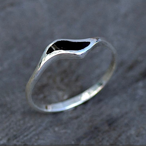 Hand crafted 925 silver wavy ring inlaid with thin black organic  gemstone
