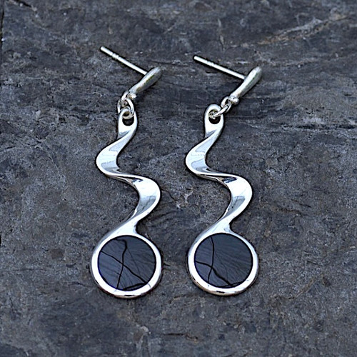Contemporary sterling silver Whitby Jet wavy ribbon twist drop earrings stud fastenings
