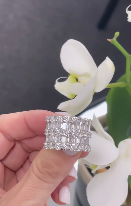 18ct White Gold Diamond Ring Featuring 7.40 carat of diamonds  18ct White Gold Diamond Ring Featuring 7.40 carat of diamonds