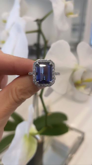 18ct White Gold Tanzanite & Diamond Ring  18ct White Gold Tanzanite & Diamond Ring