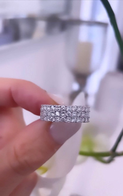 18ct White Gold Ring featuring 1.55 carat of round and princess cut Diamonds 