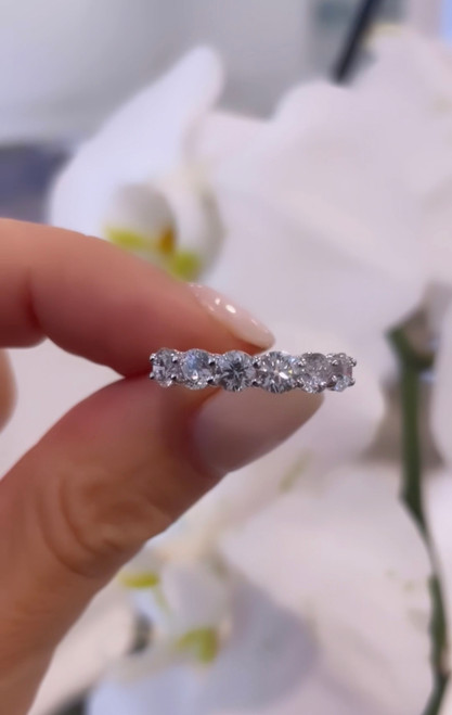 18ct White Gold Ring featuring 1.50 carat of Diamonds 