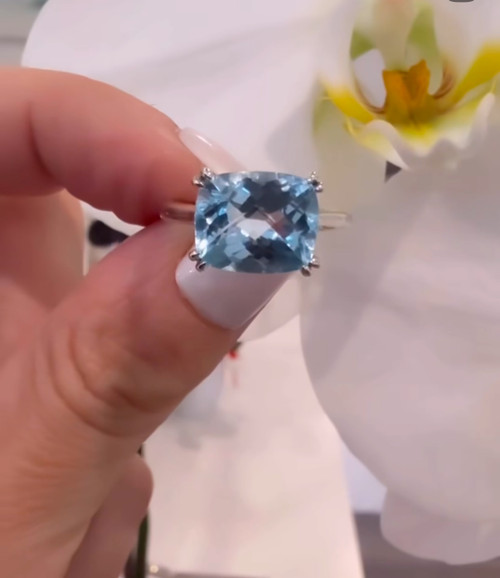 9ct White Gold ring featuring a 5.40 carat Topaz with a natural Diamonds in the under setting