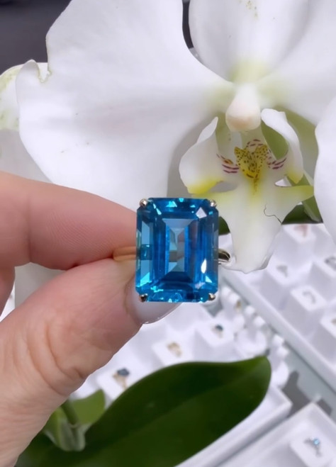 9ct Yellow Gold Ring featuring a Swiss Blue Topaz Ring