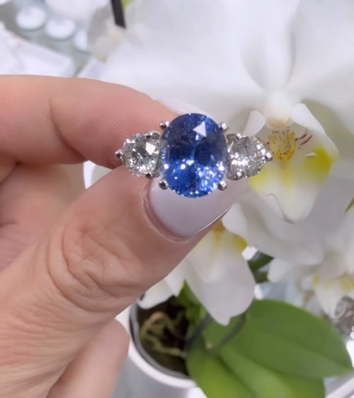 18ct White Gold Ring featuring a 4.11 Ceylon Sapphire and natural Diamonds  18ct White Gold Ring featuring a 4.11 Ceylon Sapphire and natural Diamonds