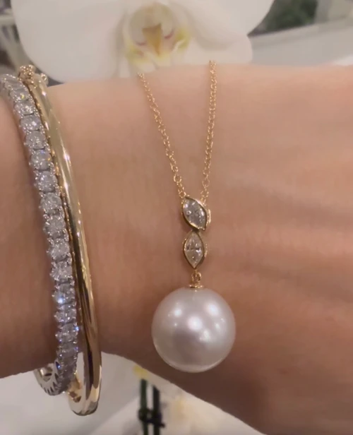 18ct yellow gold pendant featuring a south sea pearl and natural Diamonds