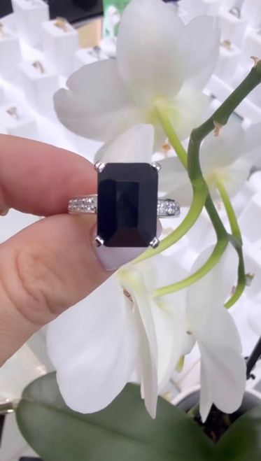 18ct white gold ring featuring a 7.00 carat Sapphire and natural Diamonds