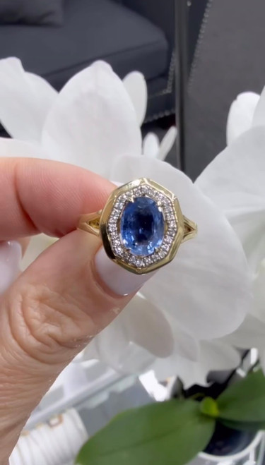 14ct yellow gold ring featuring an oval natural sapphire and natural Diamonds