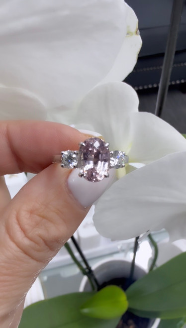 18ct white Gold ring featuring a 2.75 carat natural sapphire and natural Diamonds