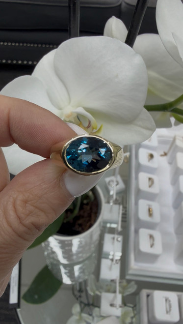 9ct yellow gold ring featuring a 3.80 oval London blue topaz
