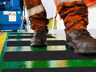 Anti-slip tape for wet and oily industrial areas