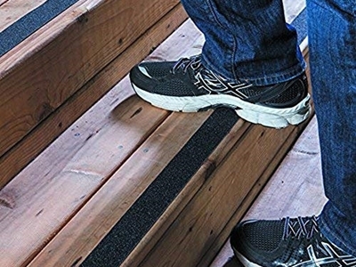 Anti-slip tape for steps, stairs and platforms