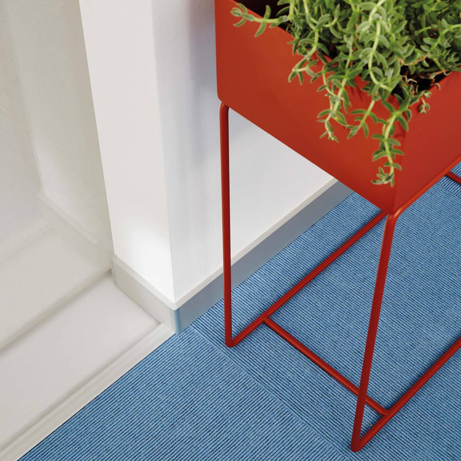Square aluminium skirting board in black finish