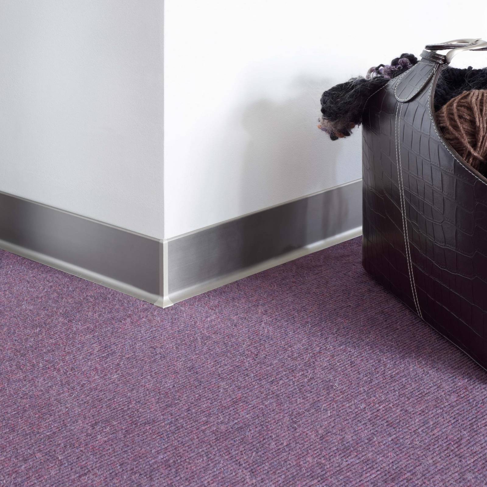 Flat aluminium skirting board in brushed silver