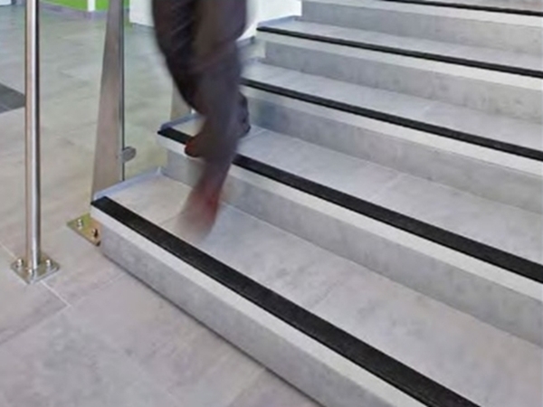 Rubber anti slip stair tread