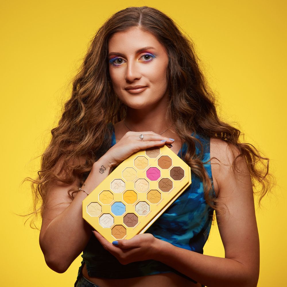 Katie Mclennan showing off the Jeffree Star Banana Fetish eyeshadow palette