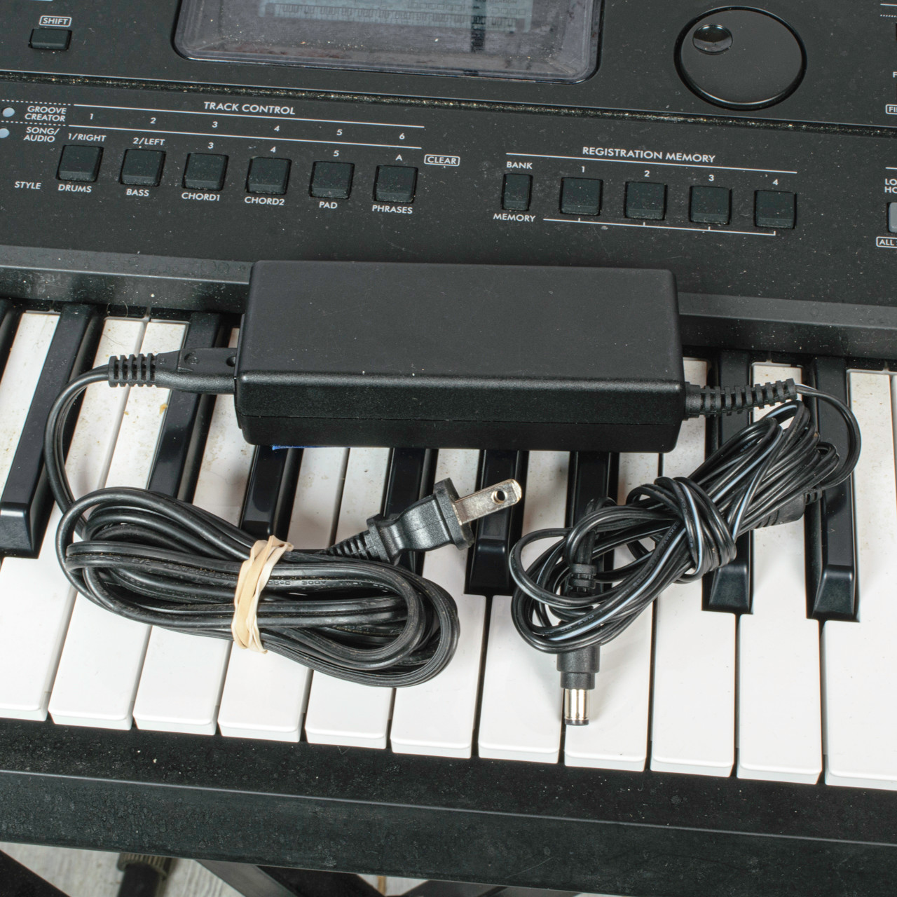 Yamaha - PSREW425 - 76 Key Portable Arranger Keyboard - w/PS - x1204 - USED