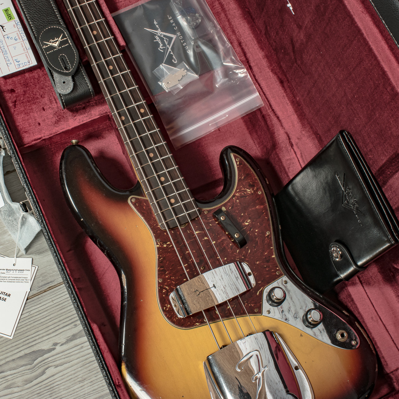 Fender -B2 Custom Shop Relic '62 Jazz Bass® Guitar - Rosewood