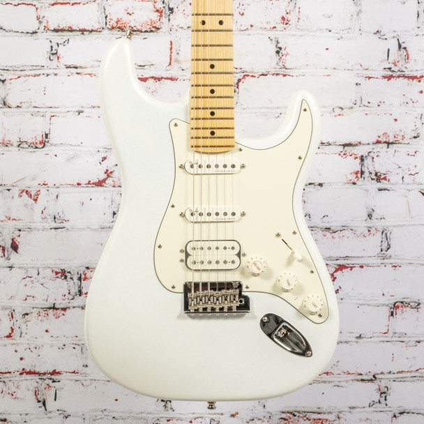 Fender - Juanes Stratocaster - Electric Guitar w/ Maple Fingerboard - Luna White - w/ Hardshell Case - x0828