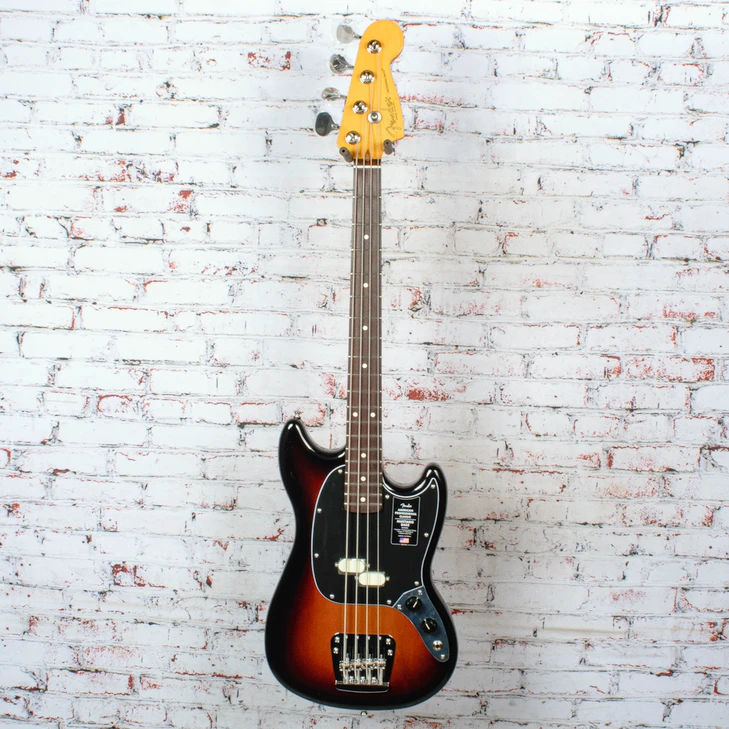 Fender - American Professional Classic Mustang Bass - Bass Guitar - Rosewood Fingerboard - 3-Color Sunburst - with  Deluxe Gigbag (0198650300)