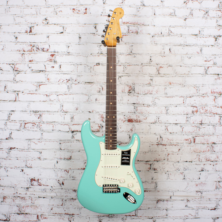 Fender - Vintera III Early '60s Stratocaster - Electric Guitar with  Rosewood Fingerboard - Seafoam Green - with  Deluxe Gigbag (0149160349)