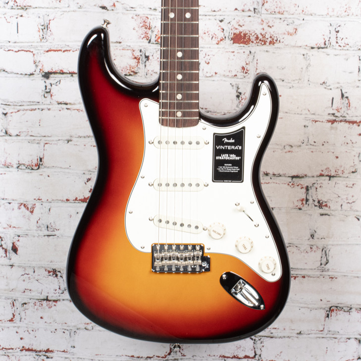 Fender - Vintera III Late '60s Stratocaster - Electric Guitar w/ Rosewood Fingerboard - 3-Color Sunburst - w/ Deluxe Gigbag