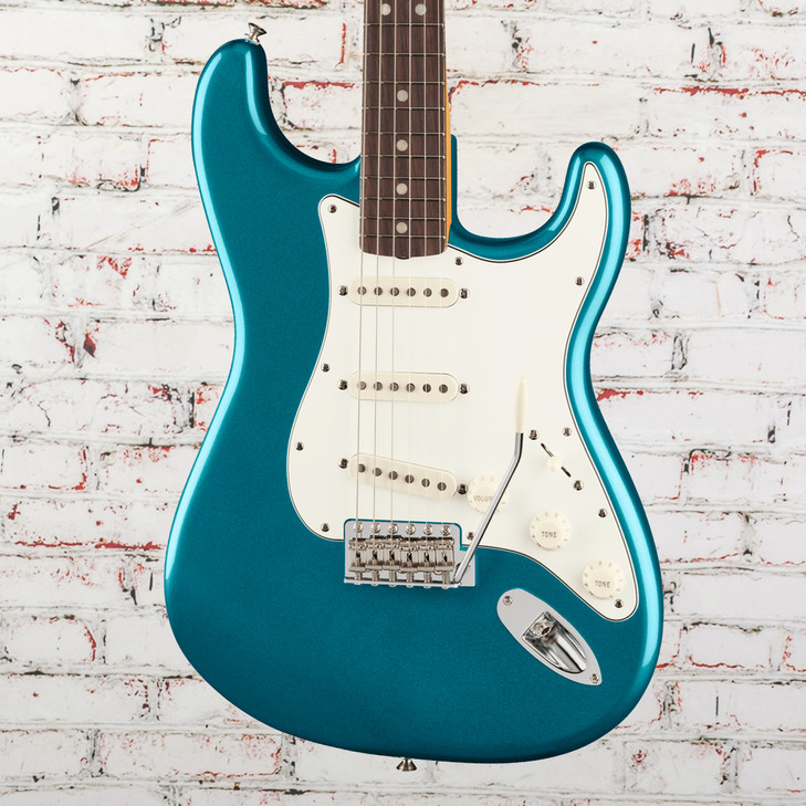 Fender - Vintera III Late '60s Stratocaster - Electric Guitar w/ Rosewood Fingerboard - Ocean Turquoise - w/ Deluxe Gigbag