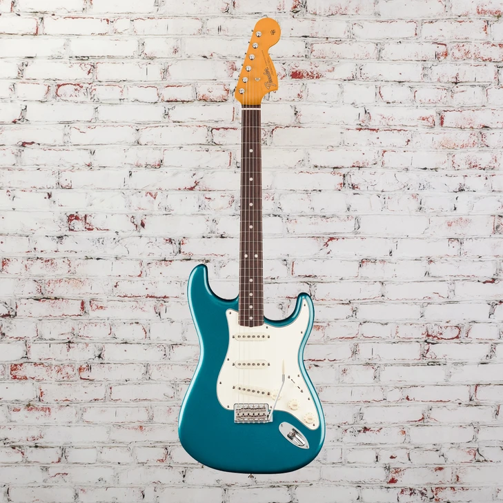 Fender - Vintera III Late '60s Stratocaster - Electric Guitar w/ Rosewood Fingerboard - Ocean Turquoise - w/ Deluxe Gigbag