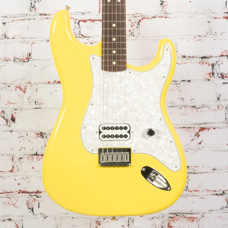 Fender - Tom DeLonge Stratocaster - Electric Guitar w/ Rosewood Fingerboard - Graffiti Yellow - w/ Deluxe Gigbag