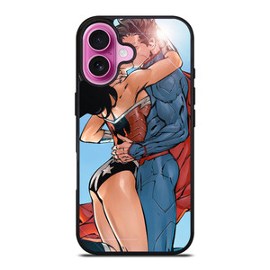 SUPERMAN WONDER WOMAN CARTOON KISSING iPhone 16 Plus Case Cover SUPERMAN WONDER WOMAN CARTOON KISSING iPhone 16 Plus Case Cover