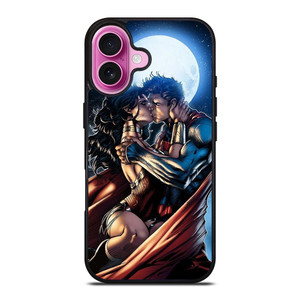 WONDER WOMAN SUPERMAN CARTOON KISSING iPhone 16 Plus Case Cover WONDER WOMAN SUPERMAN CARTOON KISSING iPhone 16 Plus Case Cover