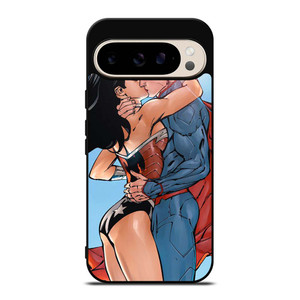 SUPERMAN WONDER WOMAN CARTOON KISSING Google Pixel 9 Pro Case Cover SUPERMAN WONDER WOMAN CARTOON KISSING Google Pixel 9 Pro Case Cover