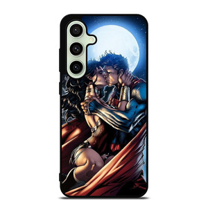 WONDER WOMAN SUPERMAN CARTOON KISSING Samsung Galaxy S24 FE Case Cover WONDER WOMAN SUPERMAN CARTOON KISSING Samsung Galaxy S24 FE Case Cover