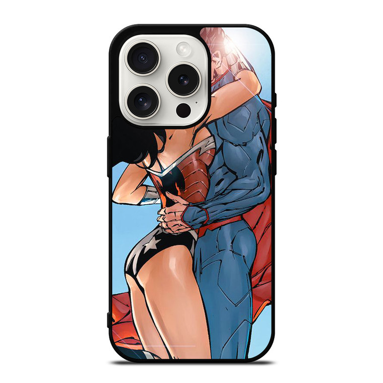 SUPERMAN WONDER WOMAN CARTOON KISSING iPhone 15 Pro Case Cover