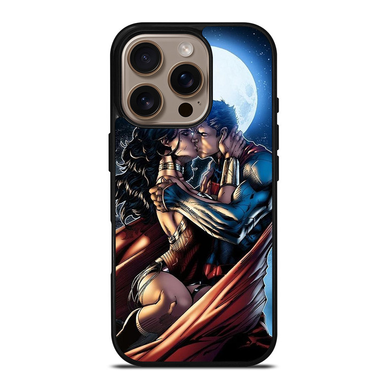 WONDER WOMAN SUPERMAN CARTOON KISSING iPhone 16 Pro Case Cover WONDER WOMAN SUPERMAN CARTOON KISSING iPhone 16 Pro Case Cover