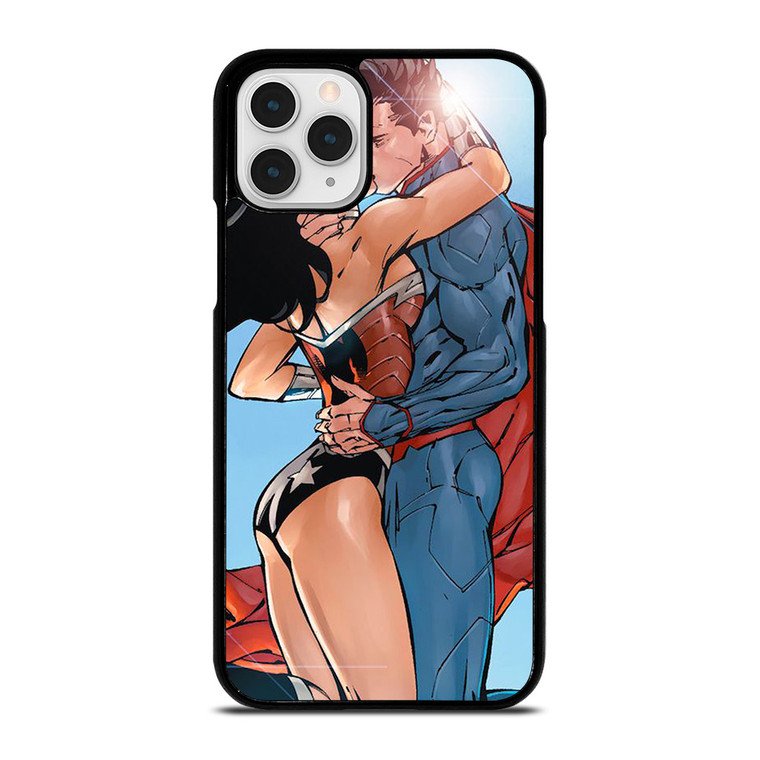 SUPERMAN WONDER WOMAN CARTOON KISSING  iPhone 11 Pro Case Cover