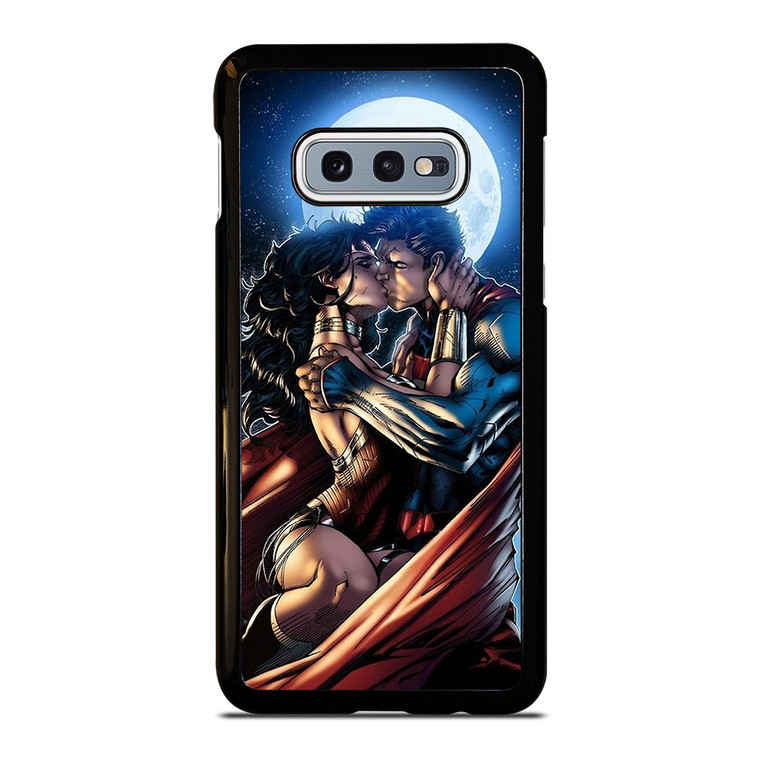 WONDER WOMAN SUPERMAN CARTOON KISSING  Samsung Galaxy S10e Case Cover