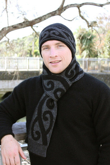 Narrow scarf with ribbed finish at the ends, with putiki, a motif familiar in New Zealand.