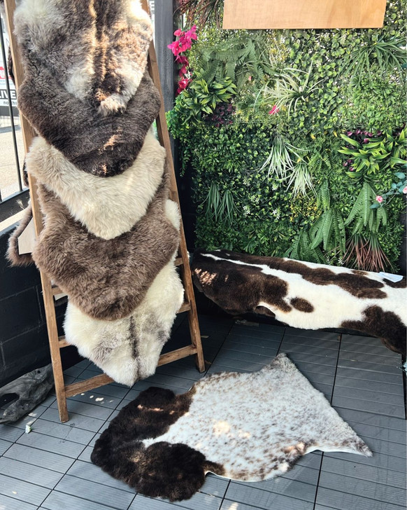 Short Wool Undyed / Natural Black Sheepskin Rug