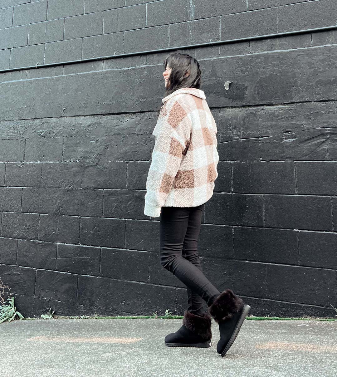 Go monochromatic. Wear black leggings with our black possum boots.