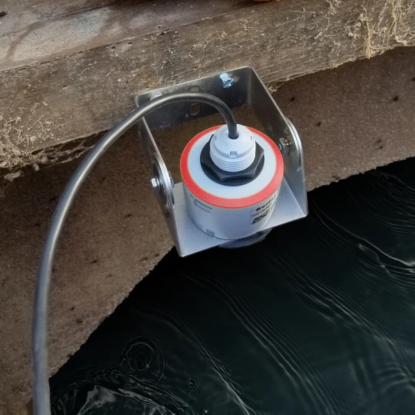 Compact non-contact radar mounted above a stream for real-time water level monitoring