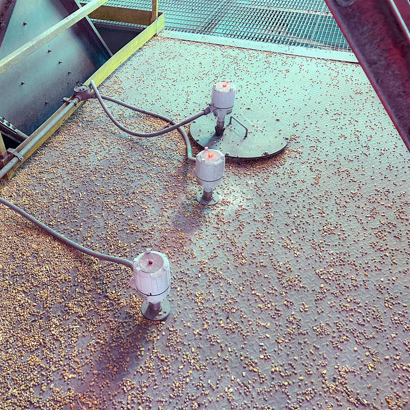 BinMaster's capacitance probe sensors reliably measure liquids, clingy bulk solid materials, and food ingredients