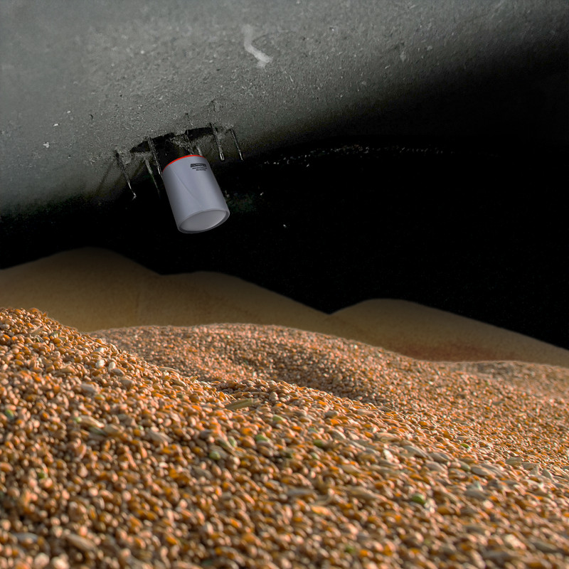 CNCR-190 radar level sensor is top-mounted in a bin storing corn to measure bulk inventory levels and deliver data to farmers in real time