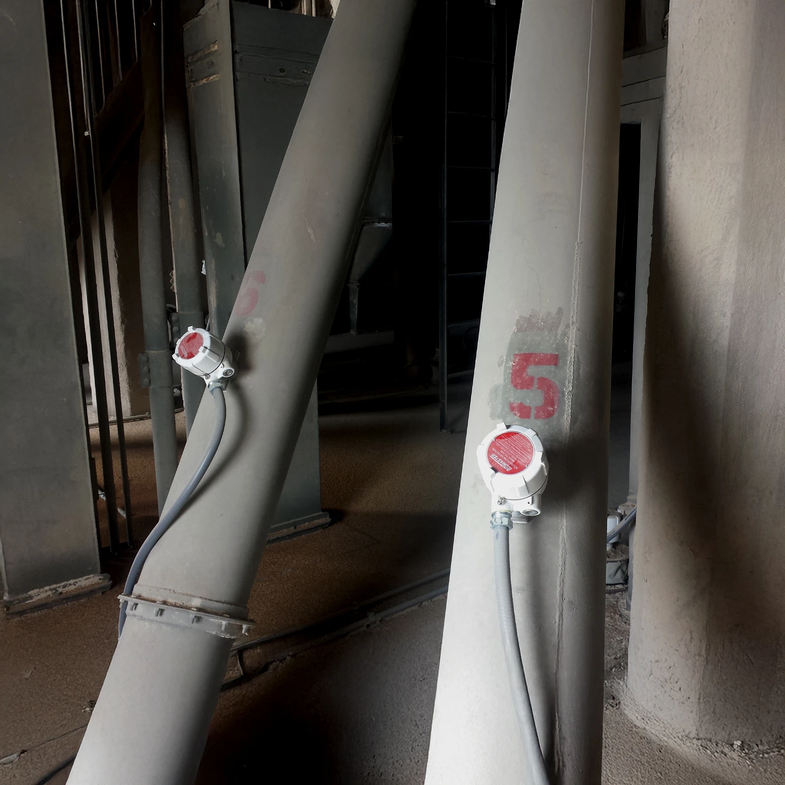 A typical installation of a FD-2000 flow detection sensor on a pneumatic free-flow pipeline