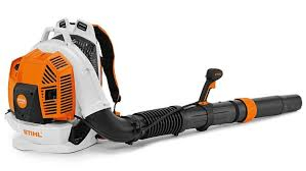 Stihl BR 800 C-E powerful backpack blower in commercial landscaping use Stihl BR 800 C-E powerful backpack blower in commercial landscaping use