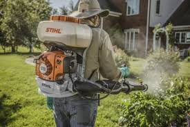 Stihl SR 200 lightweight backpack sprayer for lawn and garden care
