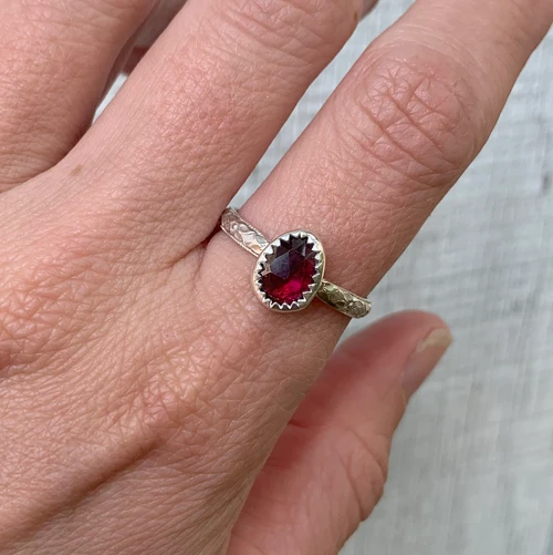 Dainty Free Form Solitaire Faceted Red Garnet Sterling Silver Ring with Pattern Band Size 9.5-10.5