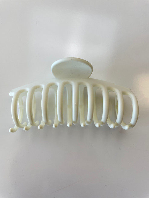Petite Matte Hair Claw *Ivory*