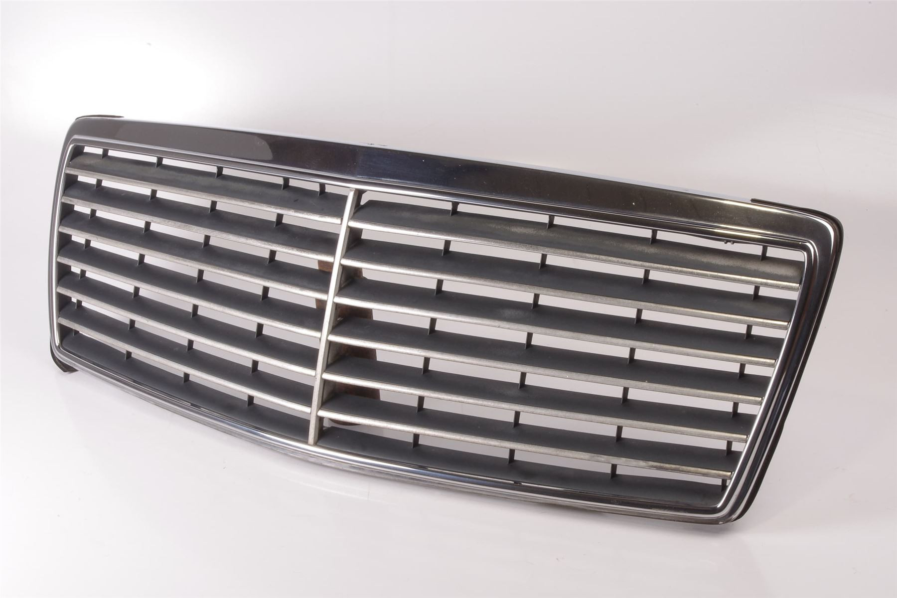 Mercedes 1408880323 Bonnet Grille | V140 W140 S